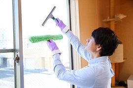 花粉・黄砂・土・砂・ほこりで汚れた窓周りにはプロの窓掃除、サッシクリーニングで